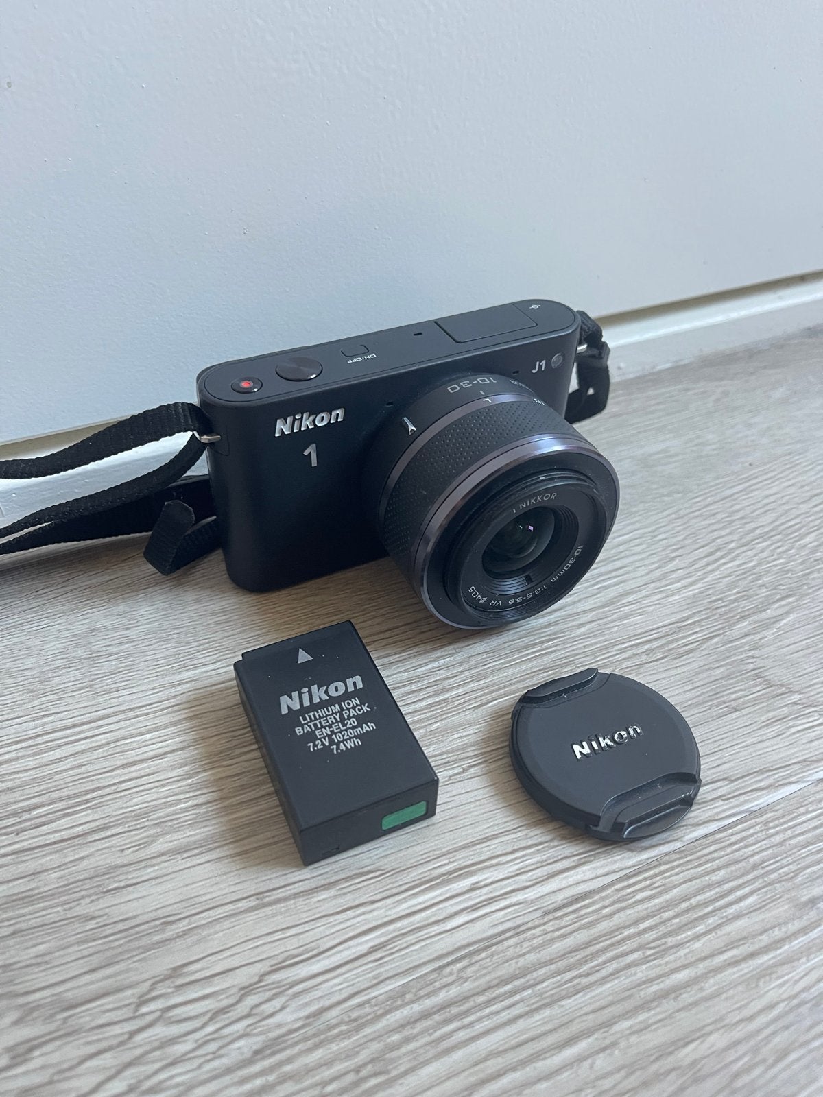 Nikon 1 J1 Zwart + 10-30mm lens, Ingebouwde flitser, Gebruikt, Lensdop, 10 megapixels