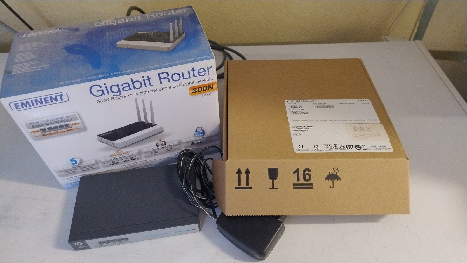 HPE 1420-8G, HP 1410-8G Switch Eminent 300N Gigabit Router, Verzenden, Gebruikt