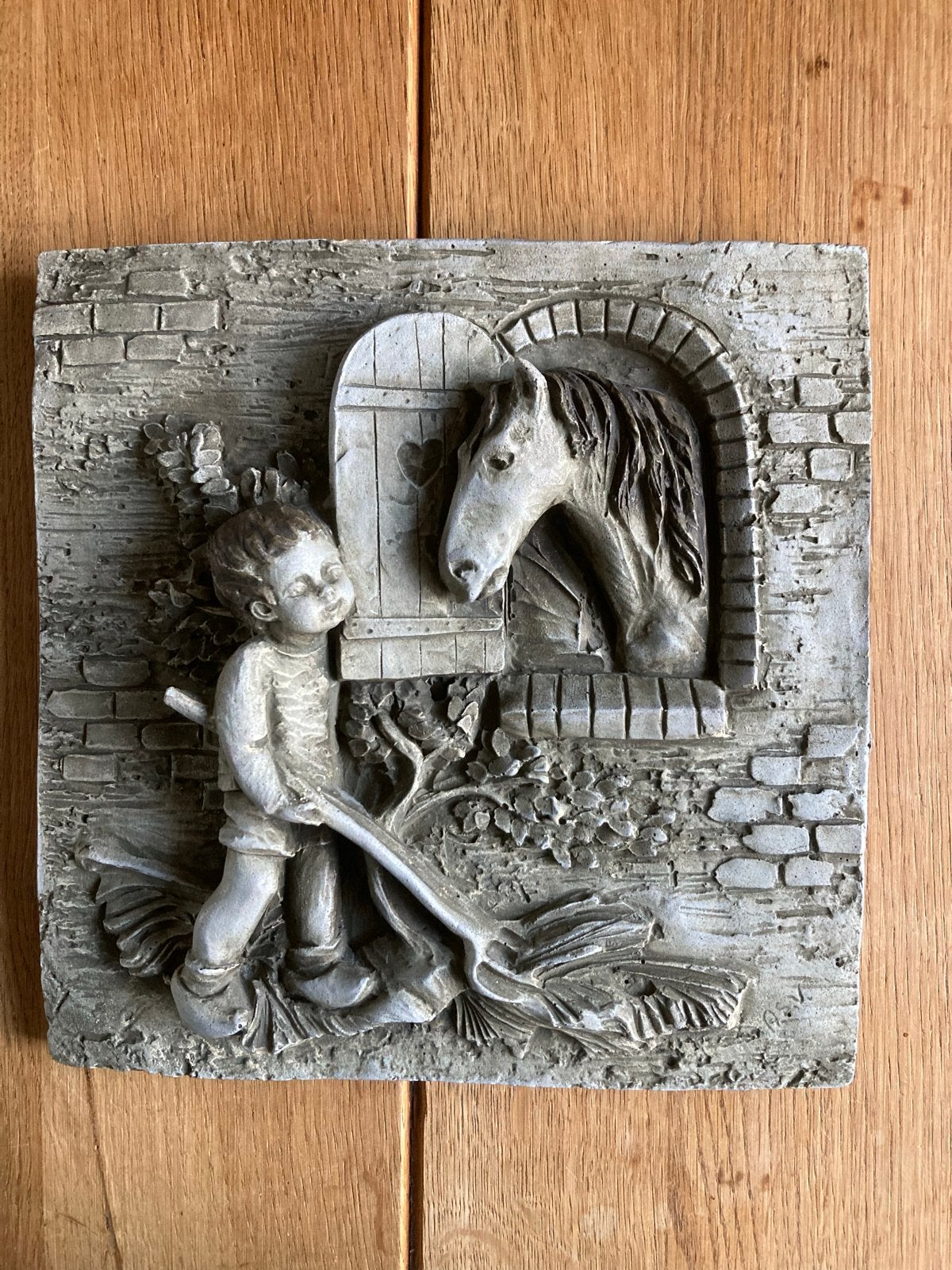 Wanddecoratie jongen met paard - Steen, Ophalen of Verzenden, Zo goed als nieuw, Dier