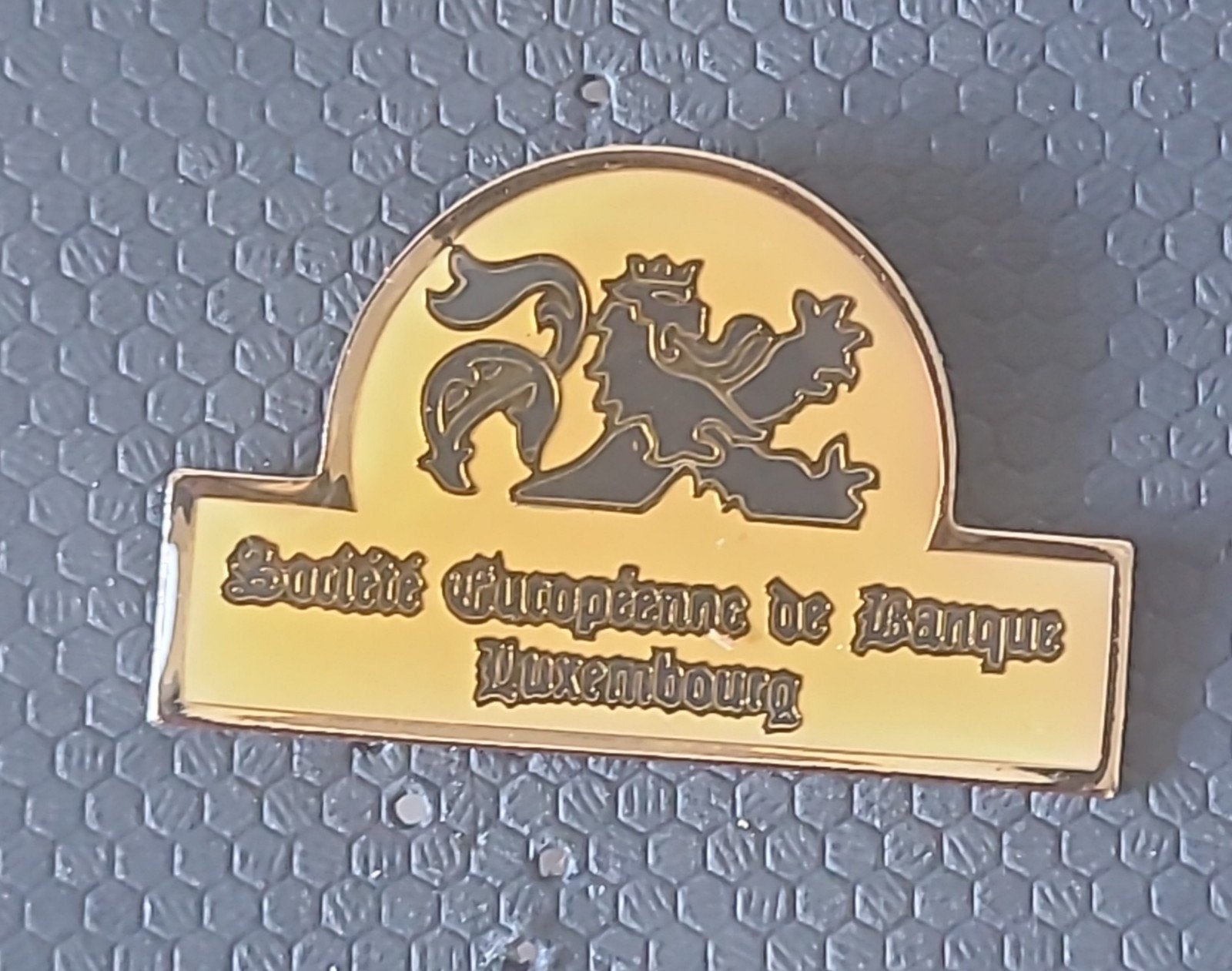 Pin Société Européenne de Banque Luxembourg, Verzenden