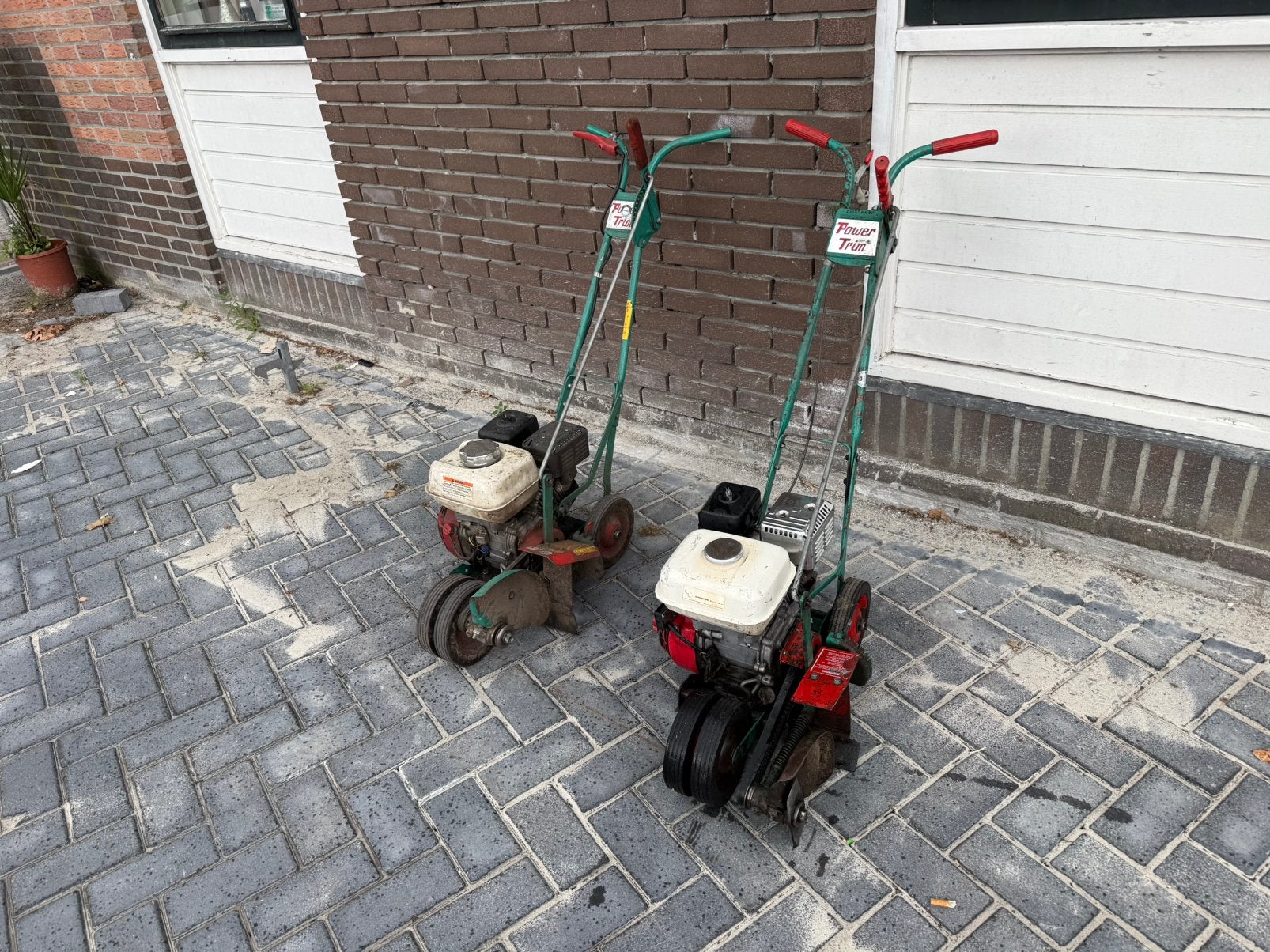 2 xPowertrim 300 H kantensnijder met werk, Tuin en Terras, Hand-tuingereedschap, Ophalen, ., Overige soorten, Zo goed als nieuw