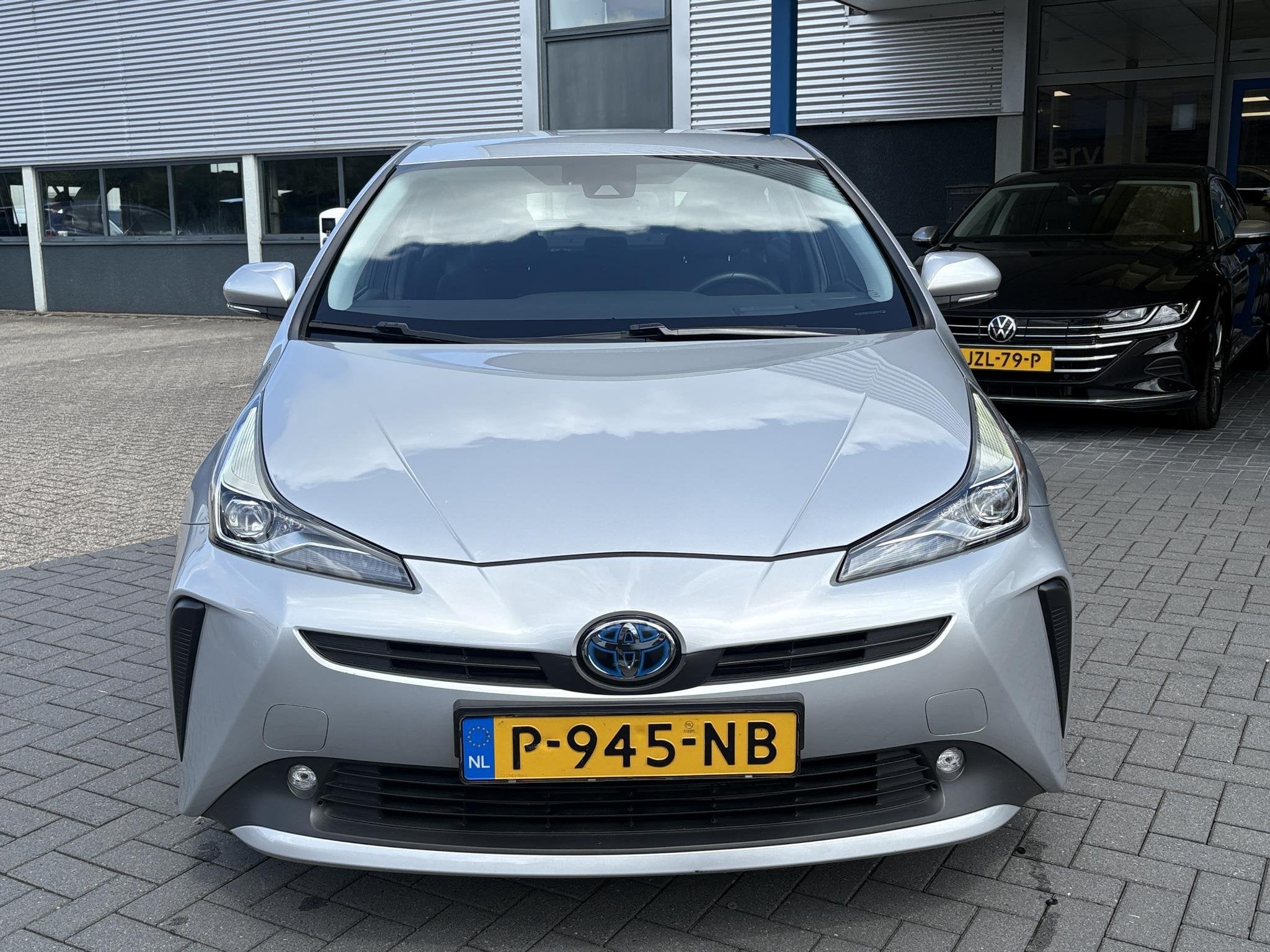Toyota Prius 1.8 Dynamic HEV | BTW Auto | Stoelverwarming |, Auto's, Stof, Euro 6, 122 pk, Origineel Nederlands