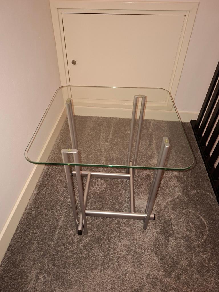Bijzettafel glas met aluminium, Huis en Inrichting, Tafels | Bijzettafels, Minder dan 55 cm, Vierkant, Ophalen, 45 tot 60 cm