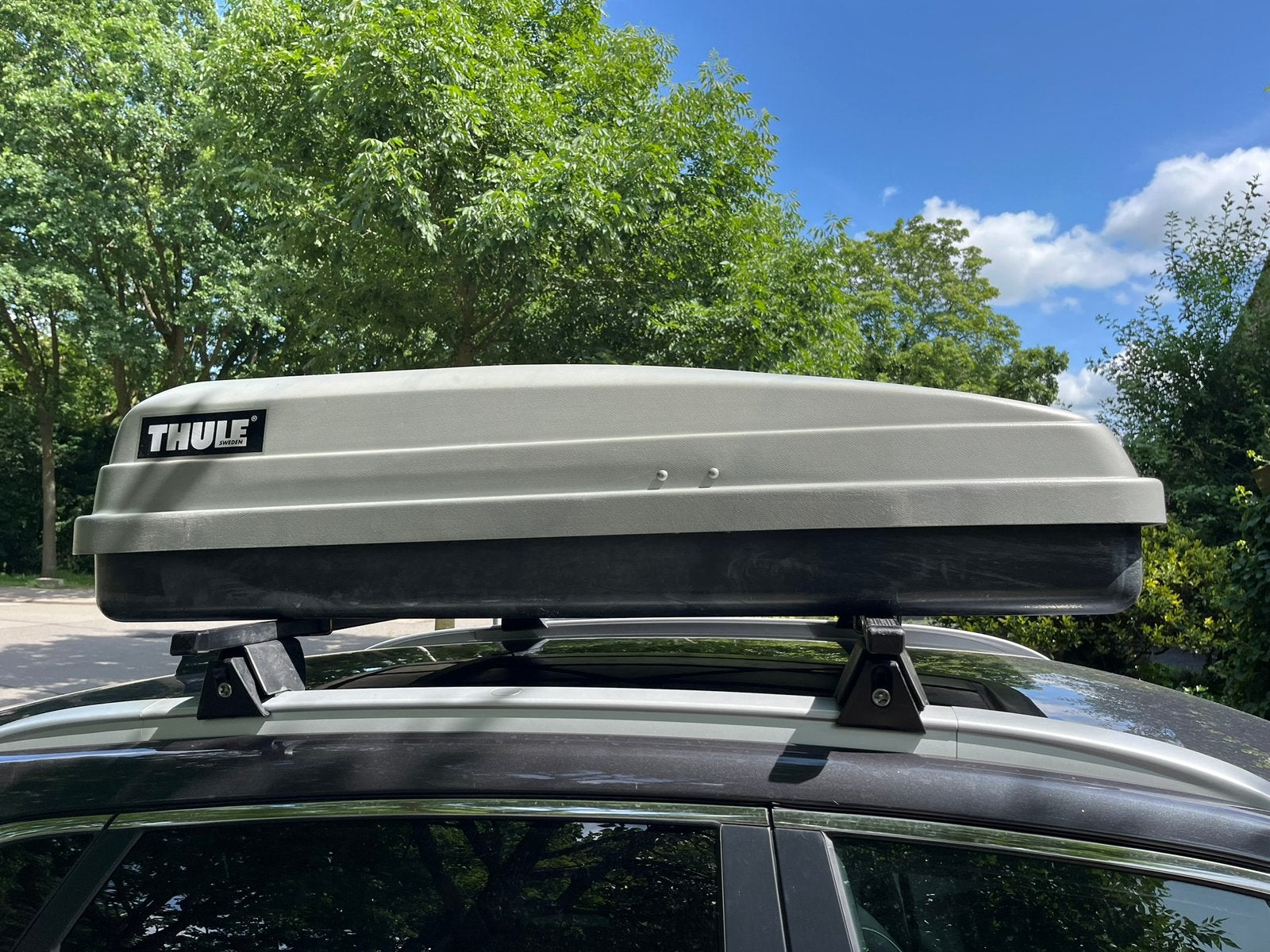 Te huur: Kia (e-)Niro dakdragers en Thule dakkoffer, Ophalen, Gebruikt