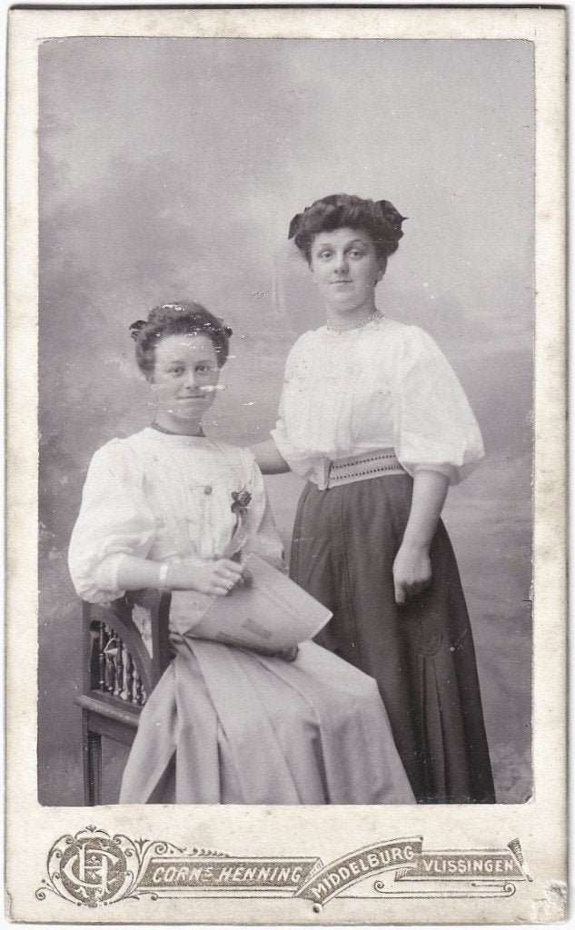 CDV Twee Vrouwen Mooie Kleding Stoel Foto Henning Middelburg, Gebruikt, Foto, Ophalen of Verzenden, Voor 1940