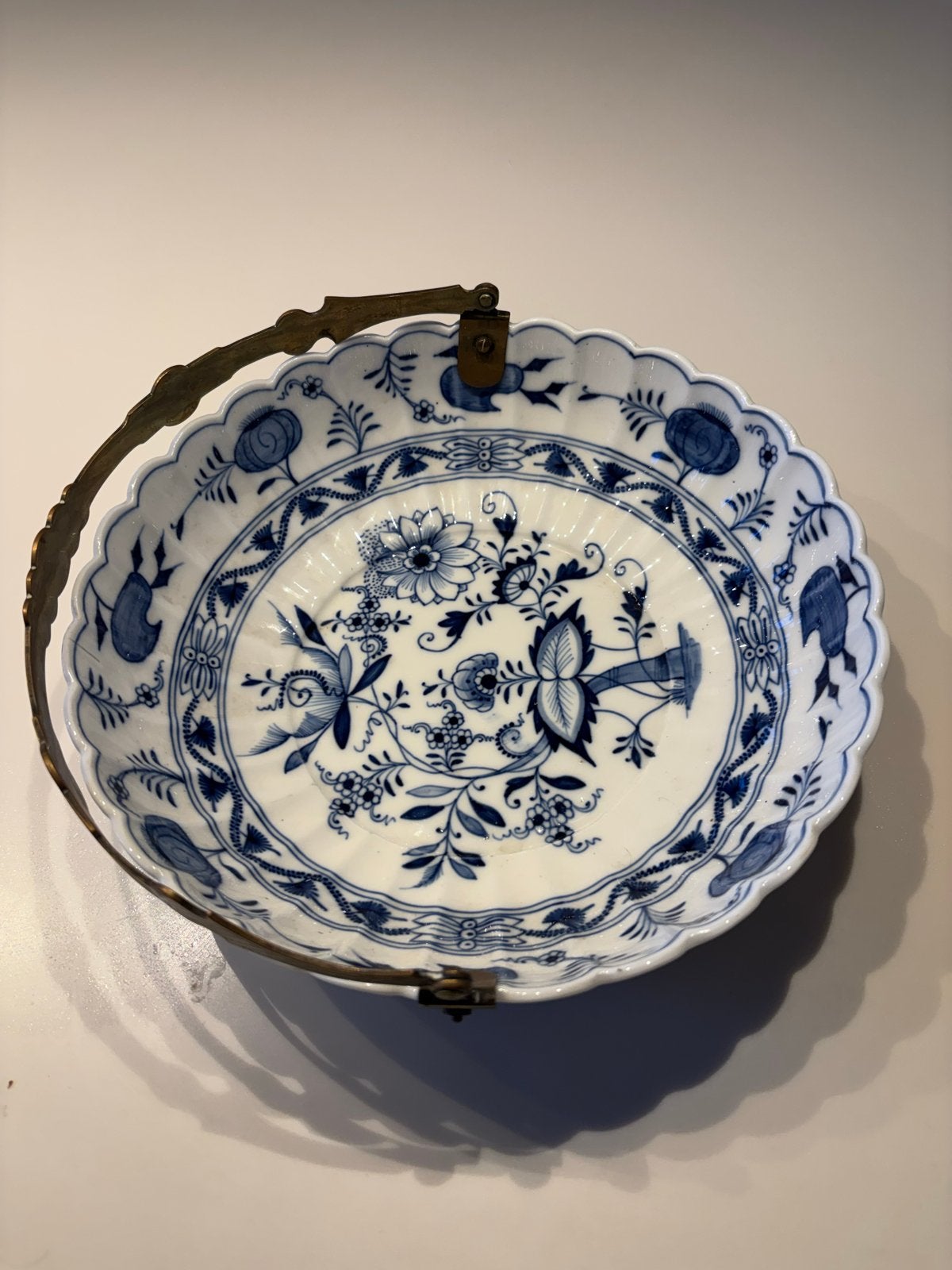 Antieke Meissen Porseleinen Schaal met Handvat, Ophalen of Verzenden