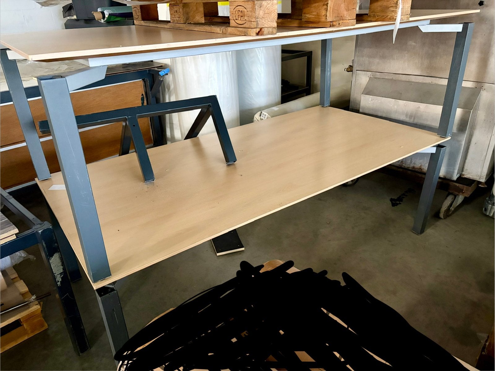 2x Ruim bureau met metalen onderstel, Huis en Inrichting, Ophalen, Overige typen, Gebruikt, Metaal