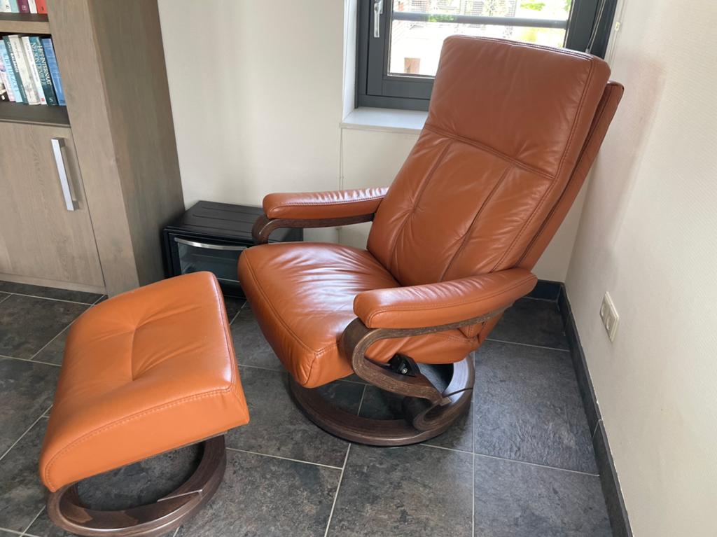 Leren fauteuil met losse voeten bankje, Huis en Inrichting, Fauteuils, Ophalen, Zo goed als nieuw, 75 tot 100 cm, 50 tot 75 cm