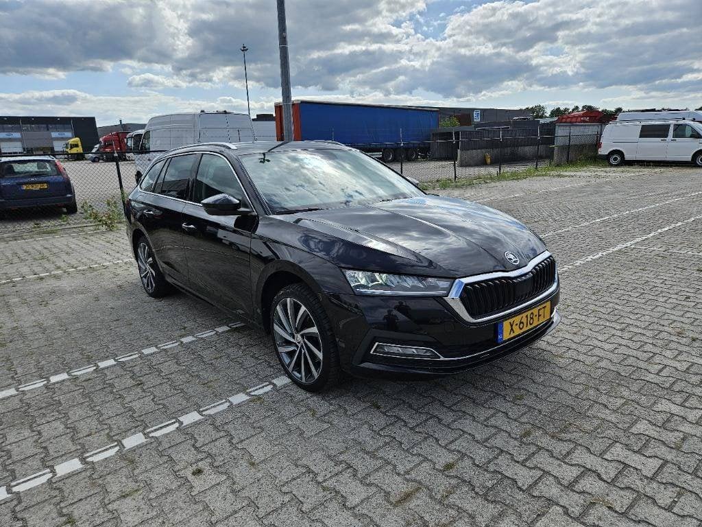 Skoda Octavia 1.4 PHEV 245pk 2023, Trekhaak,Virtual Dash,Led, Auto's, Dealer onderhouden, Stof, Zwart, 4 cilinders