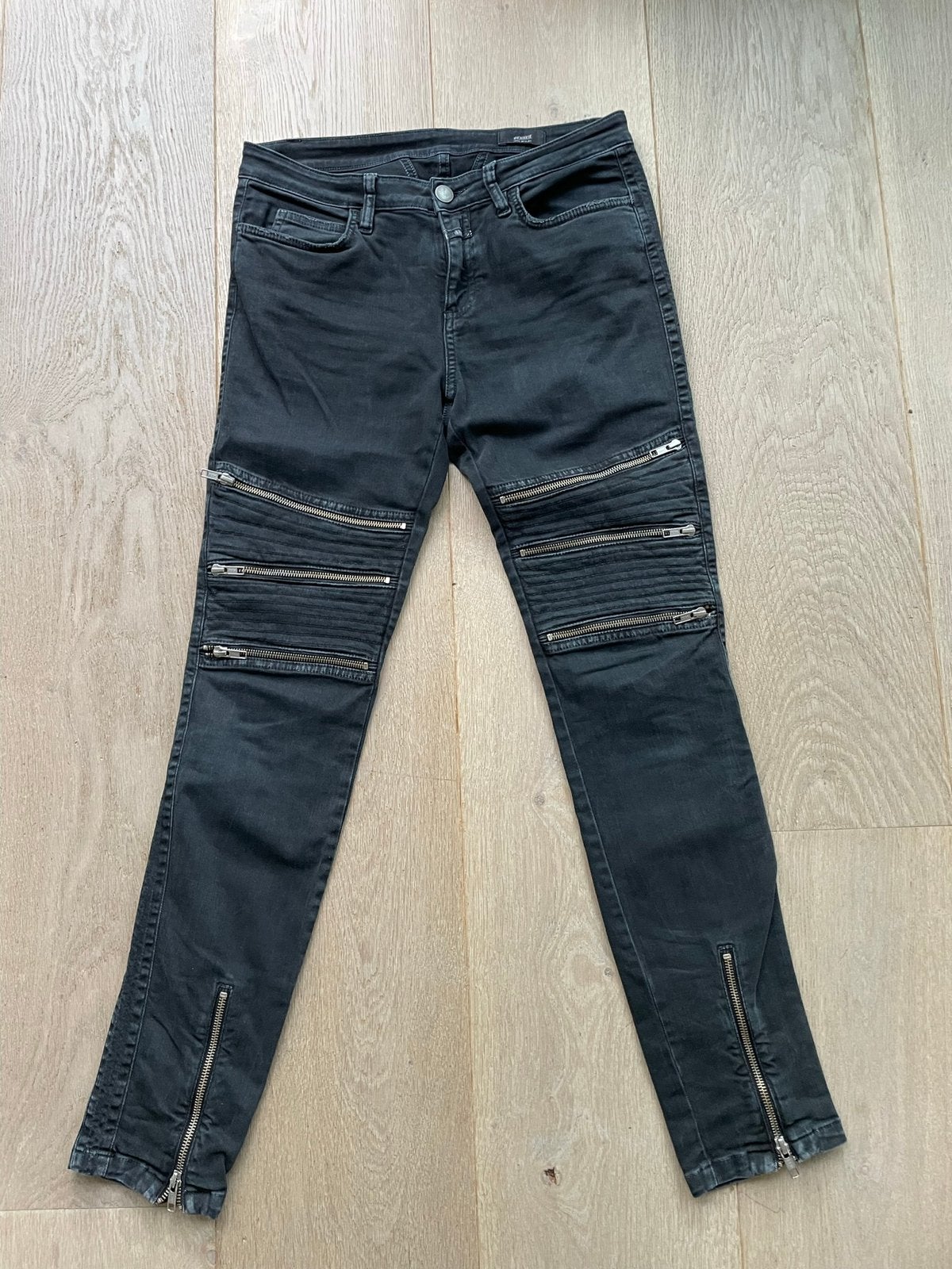 grijze jeans met ritsen maat 27 CLOSED, Ophalen of Verzenden, Zo goed als nieuw, Grijs, W27 (confectie 34) of kleiner
