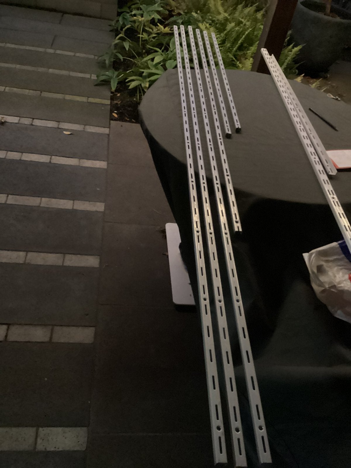 Duraline rails muurdragers poedercoating 1 meter en 2 meter., Ophalen of Verzenden, Zo goed als nieuw, Metaal, Wit