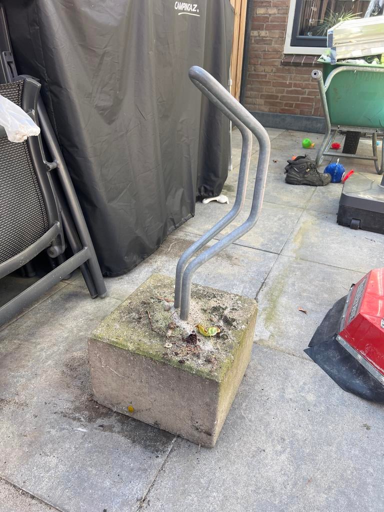 Fietsenrek met betonnen voet, Ophalen, Gebruikt
