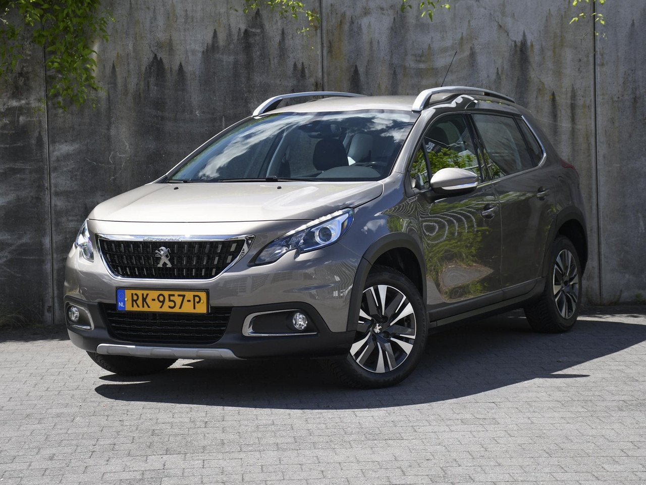 Peugeot 2008 Allure 1.2 PureTech 110pk Automaat 16''LM | CAM, Auto's, Dealer onderhouden, Gebruikt, 49 €/maand, Bedrijf