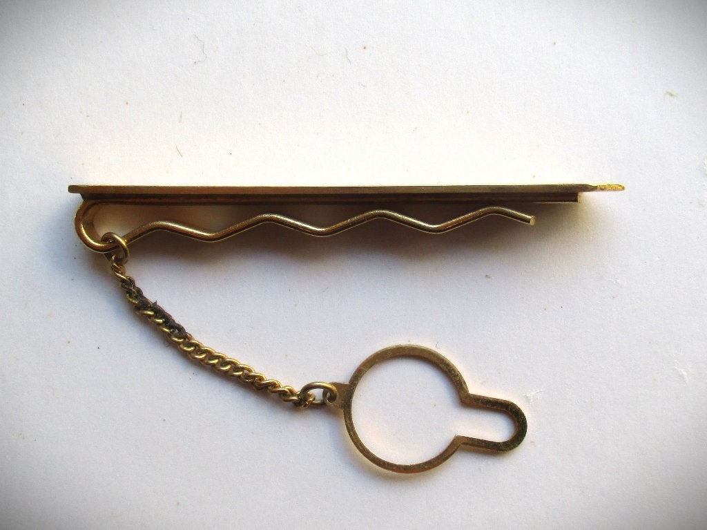 Goud kleur Stropdasklem in kado doosje~Dasklem~Daspin, Ophalen of Verzenden, Zo goed als nieuw, Goud, Effen