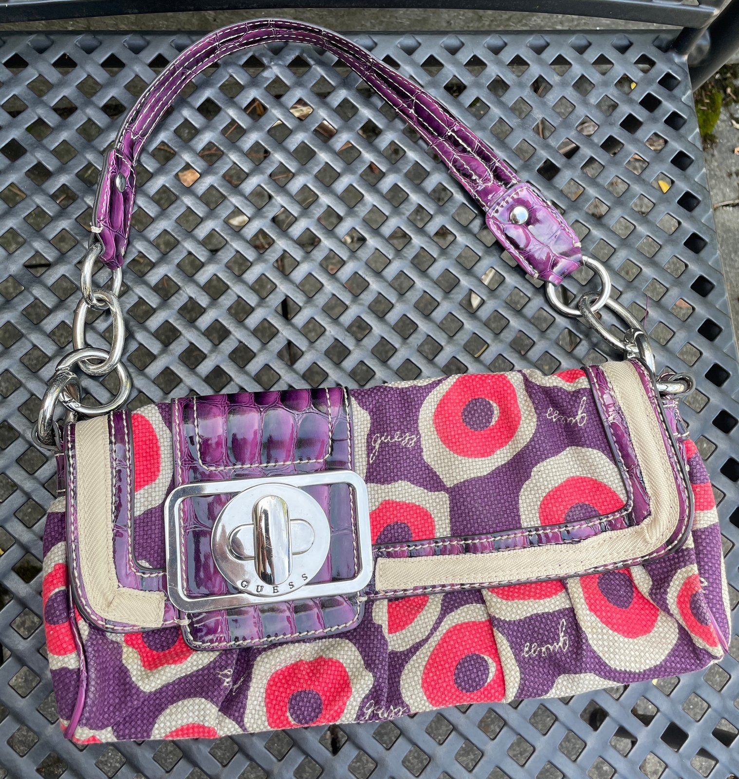 Vrolijke Guess schoudertas kleur paars/roze/creme 30x16cm, Ophalen of Verzenden, Gebruikt, Overige kleuren, Schoudertasje