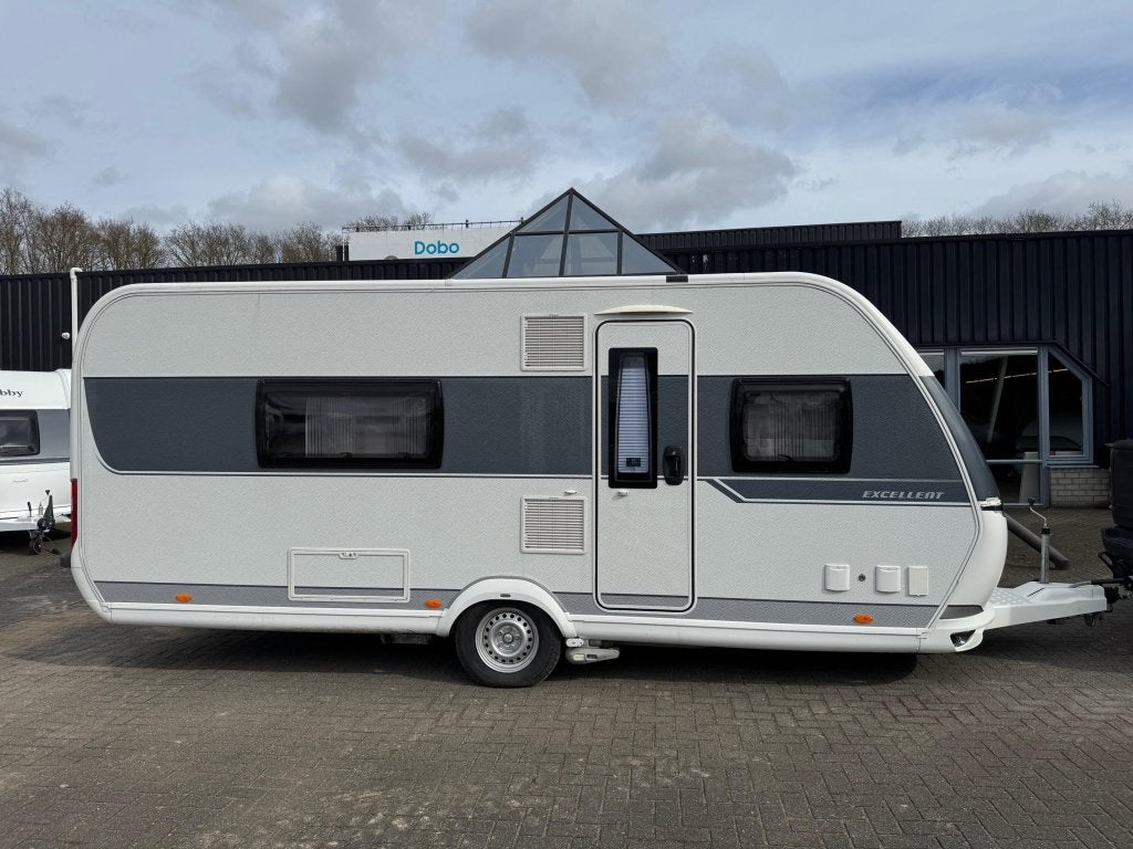 Hobby Excellent 495 WFB 2017 | Grote badkamer | Mover, Caravans en Kamperen, Hobby, Bedrijf, Treinzit, 4 tot 5 meter