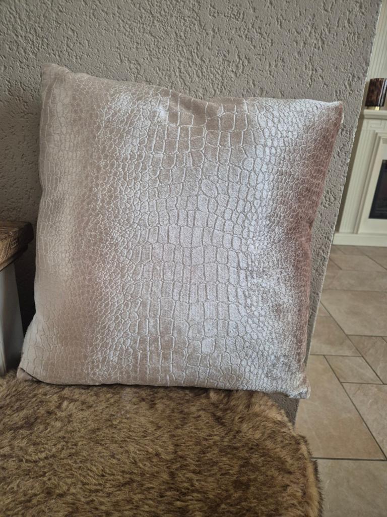 2 x croco kussens nieuw champagne/zilver 45x45, Ophalen of Verzenden, Nieuw, Vierkant
