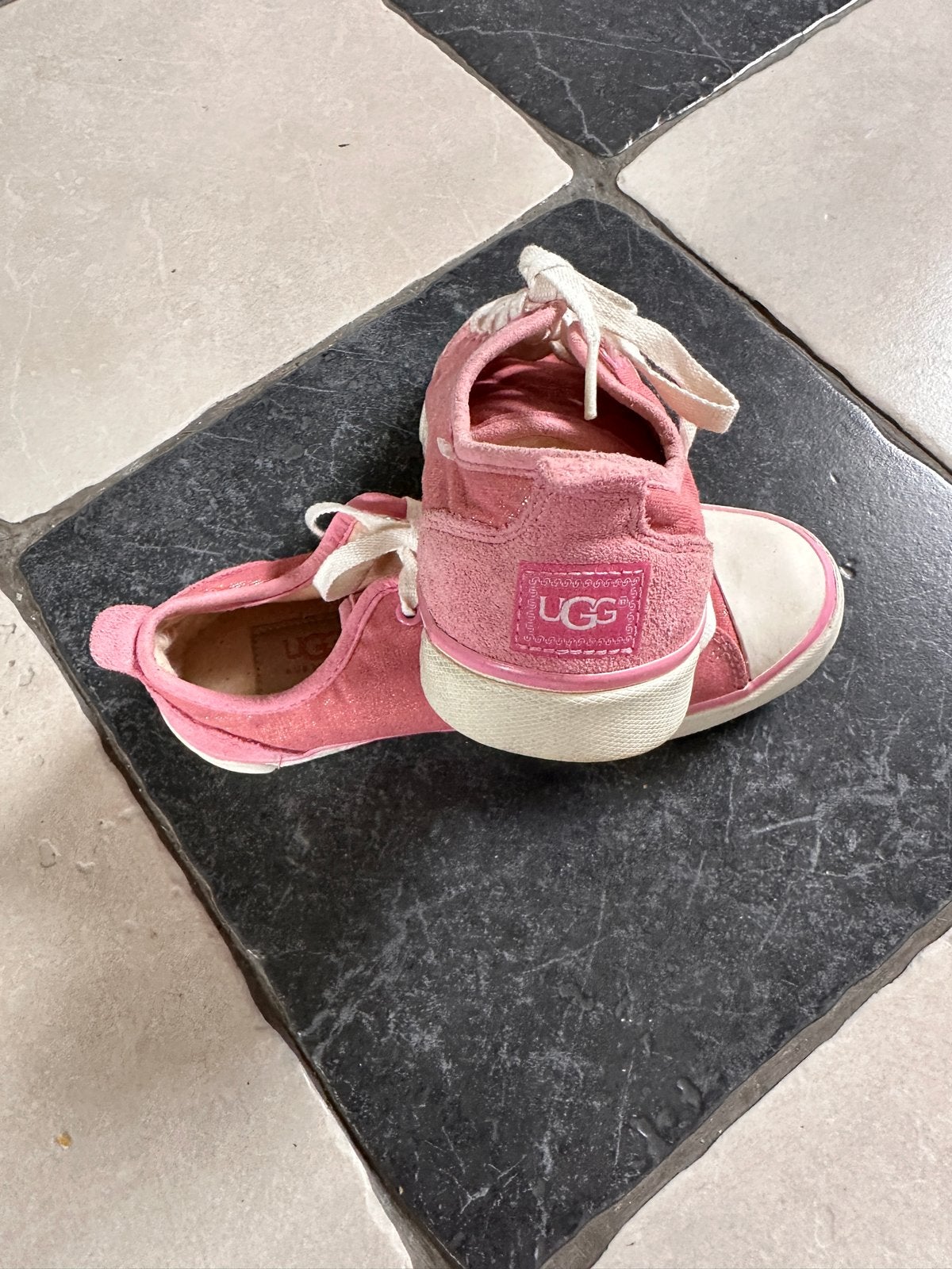 Mooie roze UGG - Sneakers - Maat 35, Verzenden, Zo goed als nieuw, Meisje, Schoenen