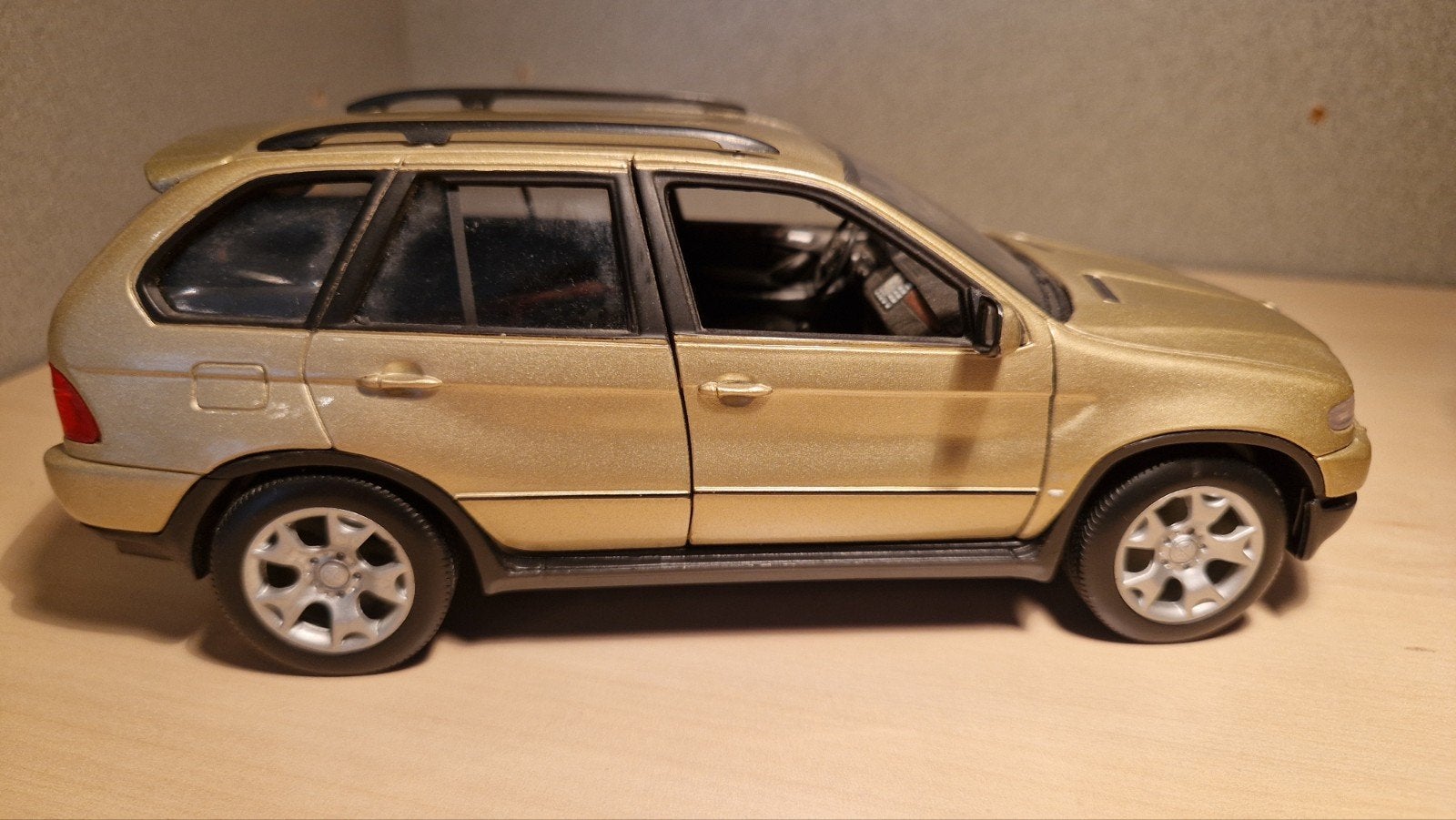 BMW X5 schaalmodel goudkleurig, Ophalen of Verzenden