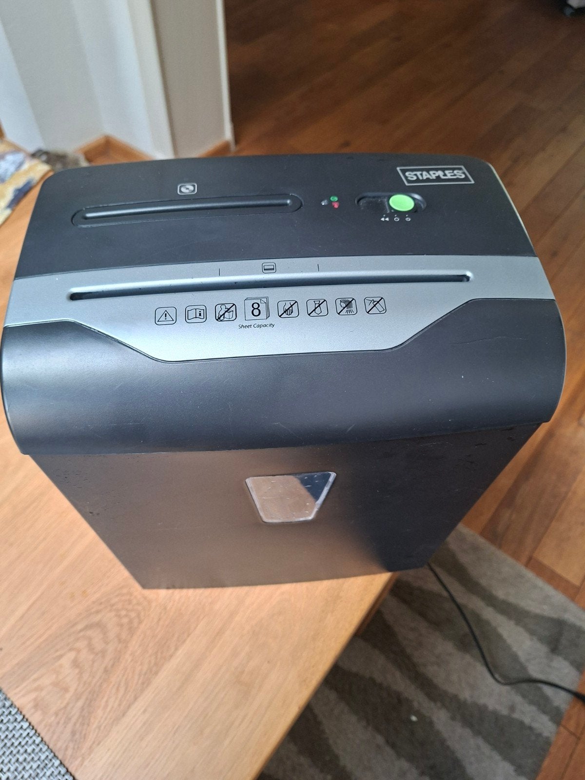 Schredder...Staples, Ophalen, Zo goed als nieuw