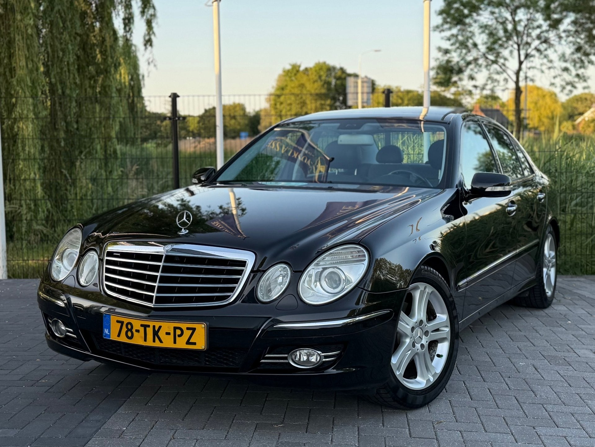 Mercedes-Benz E-klasse 200 K. Avantgarde AUT / CLIMA / CRUIS, Auto's, Automaat, Achterwielaandrijving, Gebruikt, Zwart