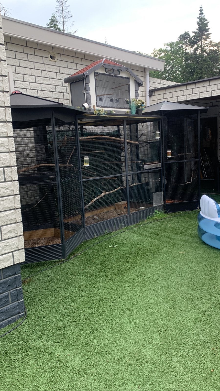 Voliere met 2 torens ertegen, Dieren en Toebehoren, Vogels | Hokken en Kooien, Ophalen, Zo goed als nieuw, Aluminium, Volière