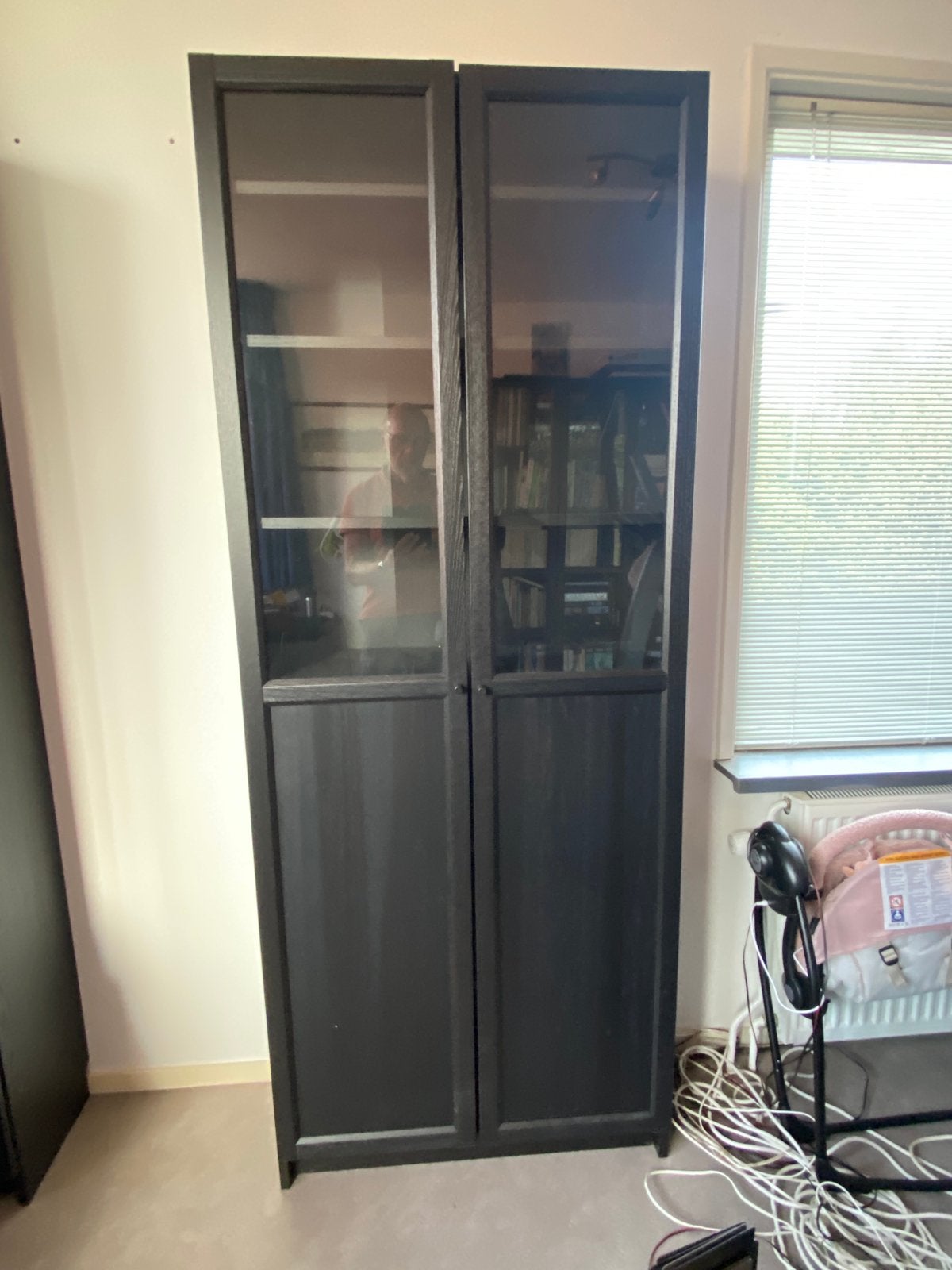 Donkere Ikea Billy kast met glazen deuren, Ophalen, Gebruikt, 25 tot 50 cm, 50 tot 100 cm