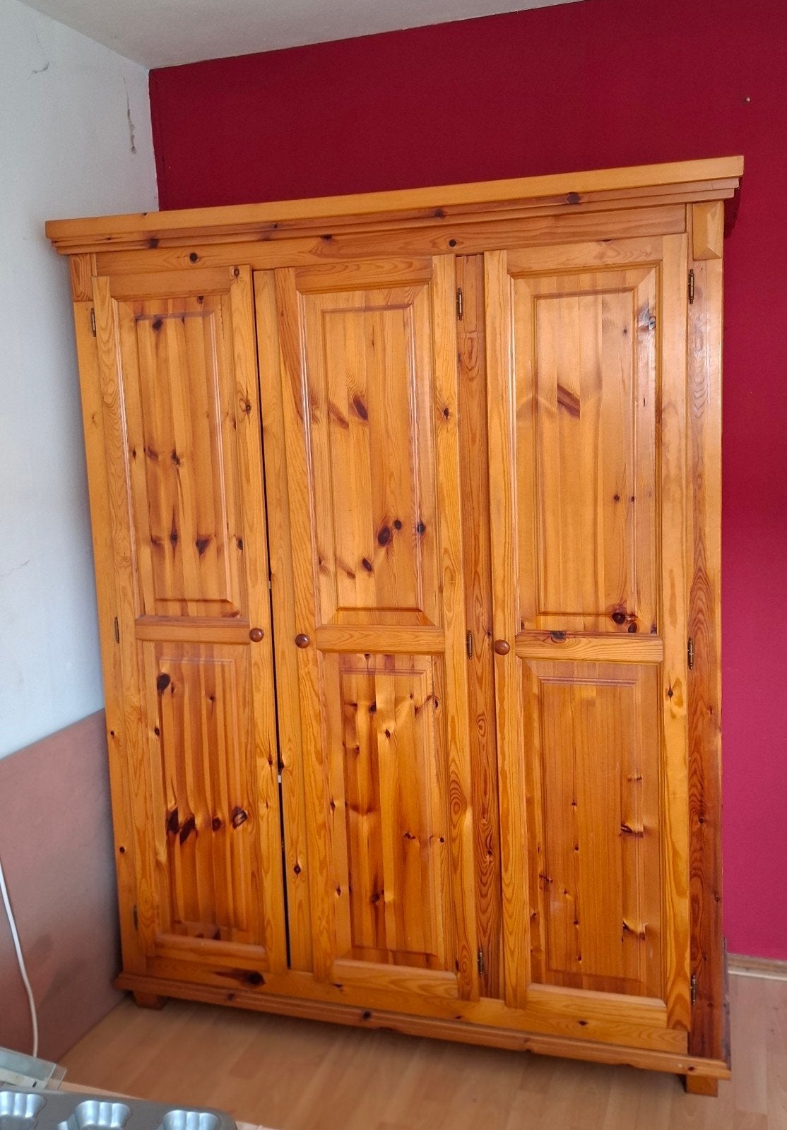 Massief grenen kledingkast met 3 deuren en planken, Huis en Inrichting, Ophalen, 100 tot 150 cm, Grenenhout, Landelijk
