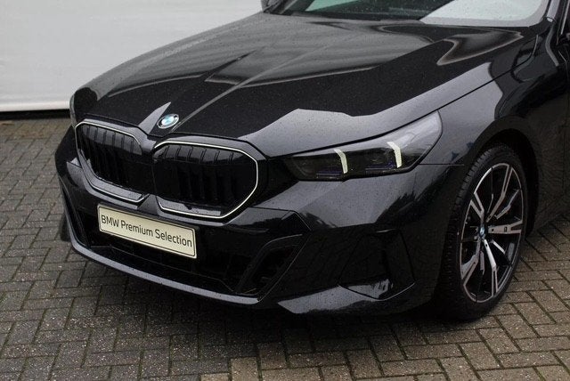 BMW 5 Serie Touring 520i M Sport Automaat / Trekhaak / Bower, Auto's, Automaat, Achterwielaandrijving, Zwart, Origineel Nederlands