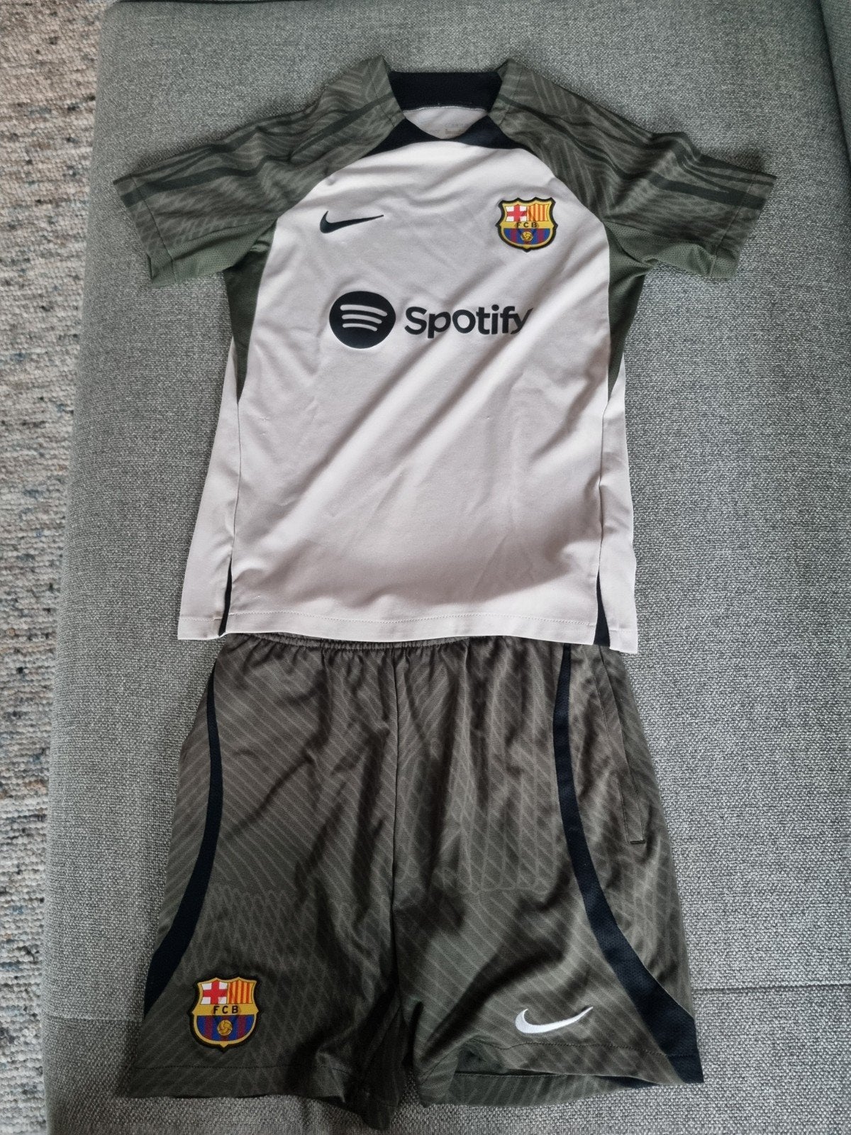 FC Barcelona tenue maat 147-158 met zakken, Ophalen of Verzenden, Zo goed als nieuw, Set