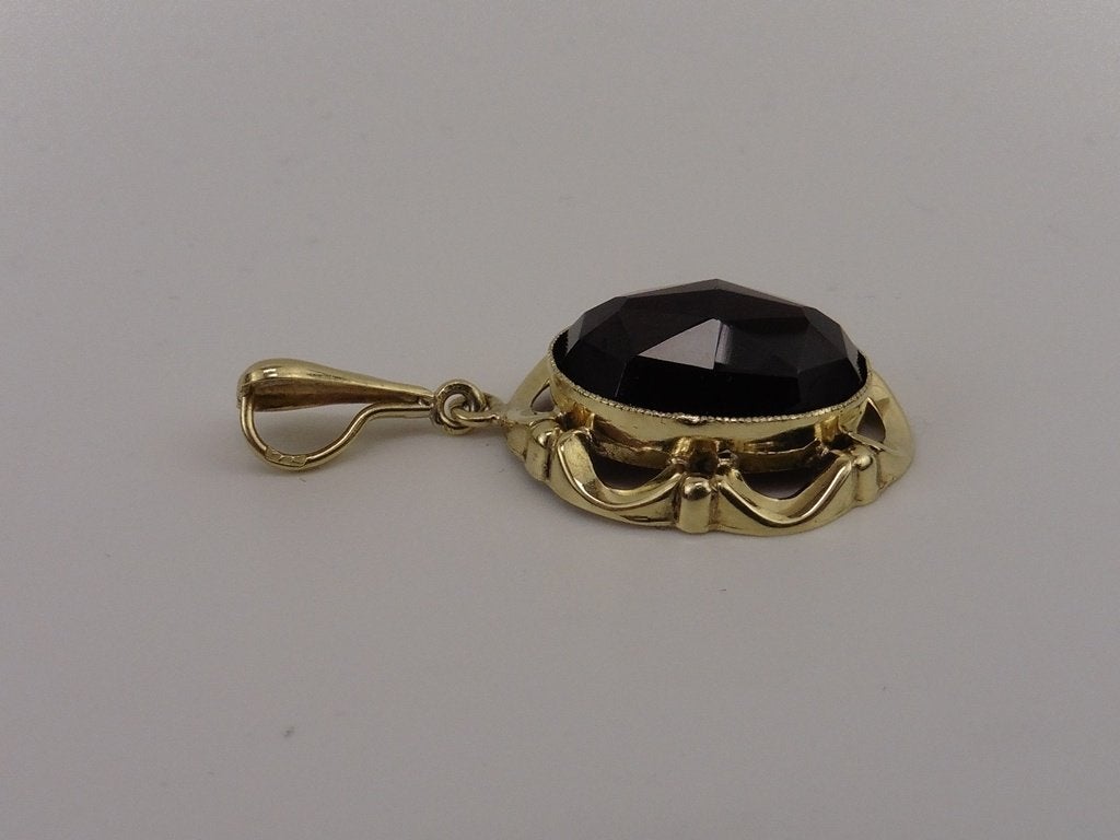 Gouden hanger met granaat                                G99, Gebruikt, Overige voorstellingen, ., Ophalen of Verzenden