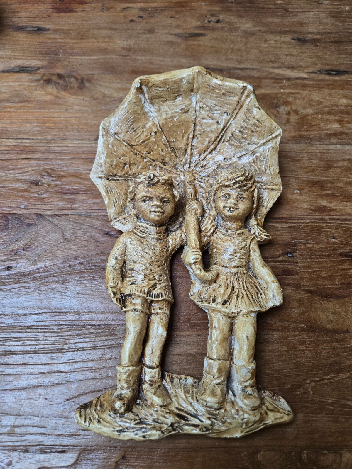 Wanddecoratie, jongen en meisje met paraplu, Verzamelen, Beelden en Beeldjes, Ophalen of Verzenden, Gebruikt, Mens