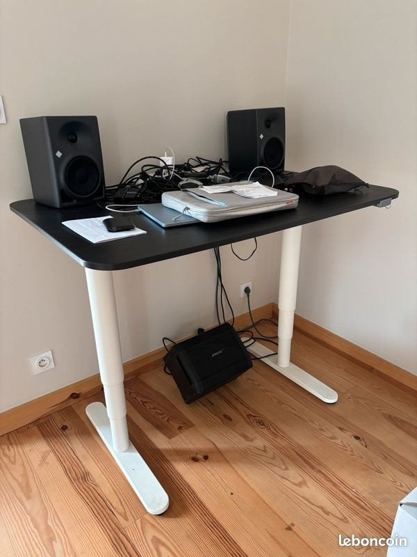 IKEA BEKANT elektrisch zit-sta bureau met gebruikssporen, Huis en Inrichting, Bureaus, Ophalen, Elektrisch, Gebruikt
