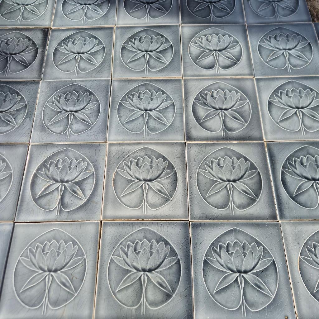34 warmgrijze antieke wandtegels met lotus waterlelie
