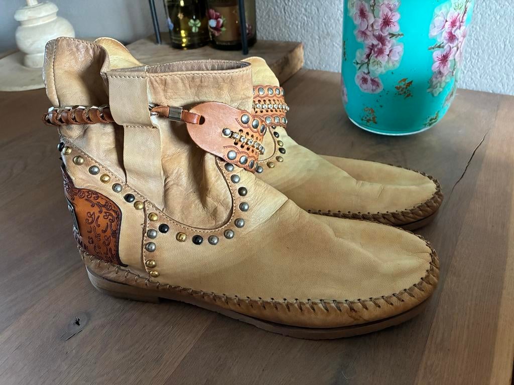 Prachtige Karma of Charme laarzen, maat 41 beige leer, Kleding | Dames, Ophalen of Verzenden, Zo goed als nieuw, Beige, Lage of Enkellaarzen
