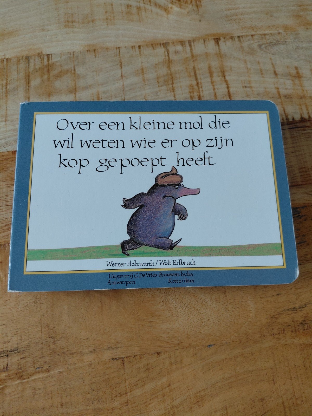 Over een kleine mol die wil weten wie er op zijn kop gepoept, Ophalen of Verzenden, Zo goed als nieuw, Werner Holzwarth / Wolf Erlbruch