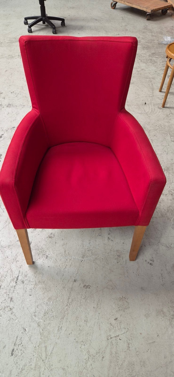 Comfortabele rode fauteuil met houten poten, Huis en Inrichting, Stoelen, Modern, Comfortabel, Ophalen of Verzenden, Zo goed als nieuw