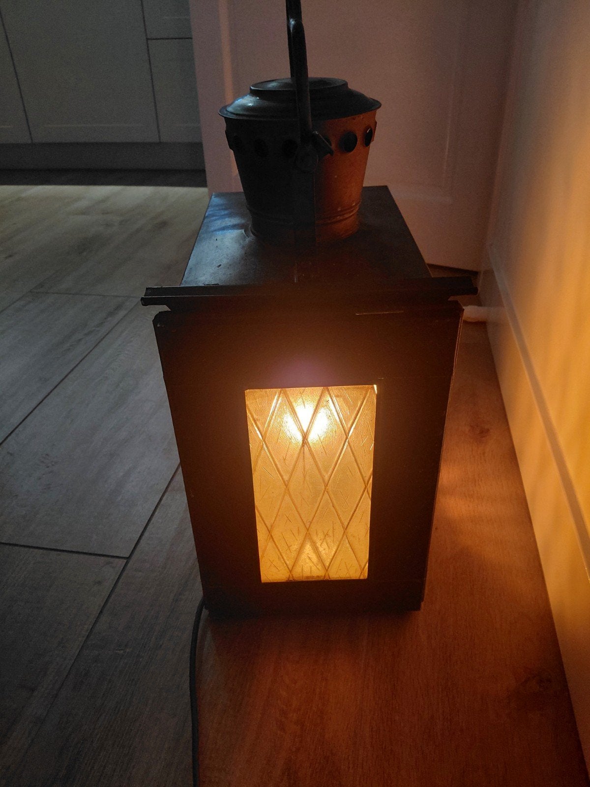 Antieke stal lantaarn, later is er een snoer aangebracht., Ophalen, Gebruikt, Staande lamp, Netvoeding