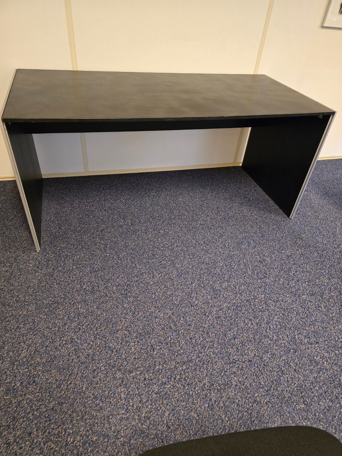 Zwart bureau met zilveren accenten, Huis en Inrichting, Ophalen, Zwart, Gebruikt, Spaanplaat of MDF