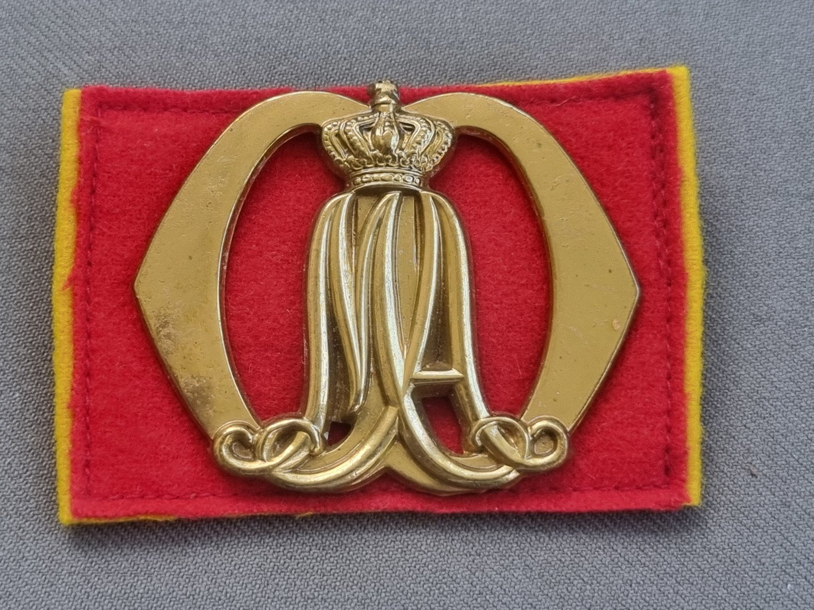 baretembleem koninklijke militaire Academie ( oogjes), Ophalen of Verzenden, Landmacht, Nederland, Embleem of Badge