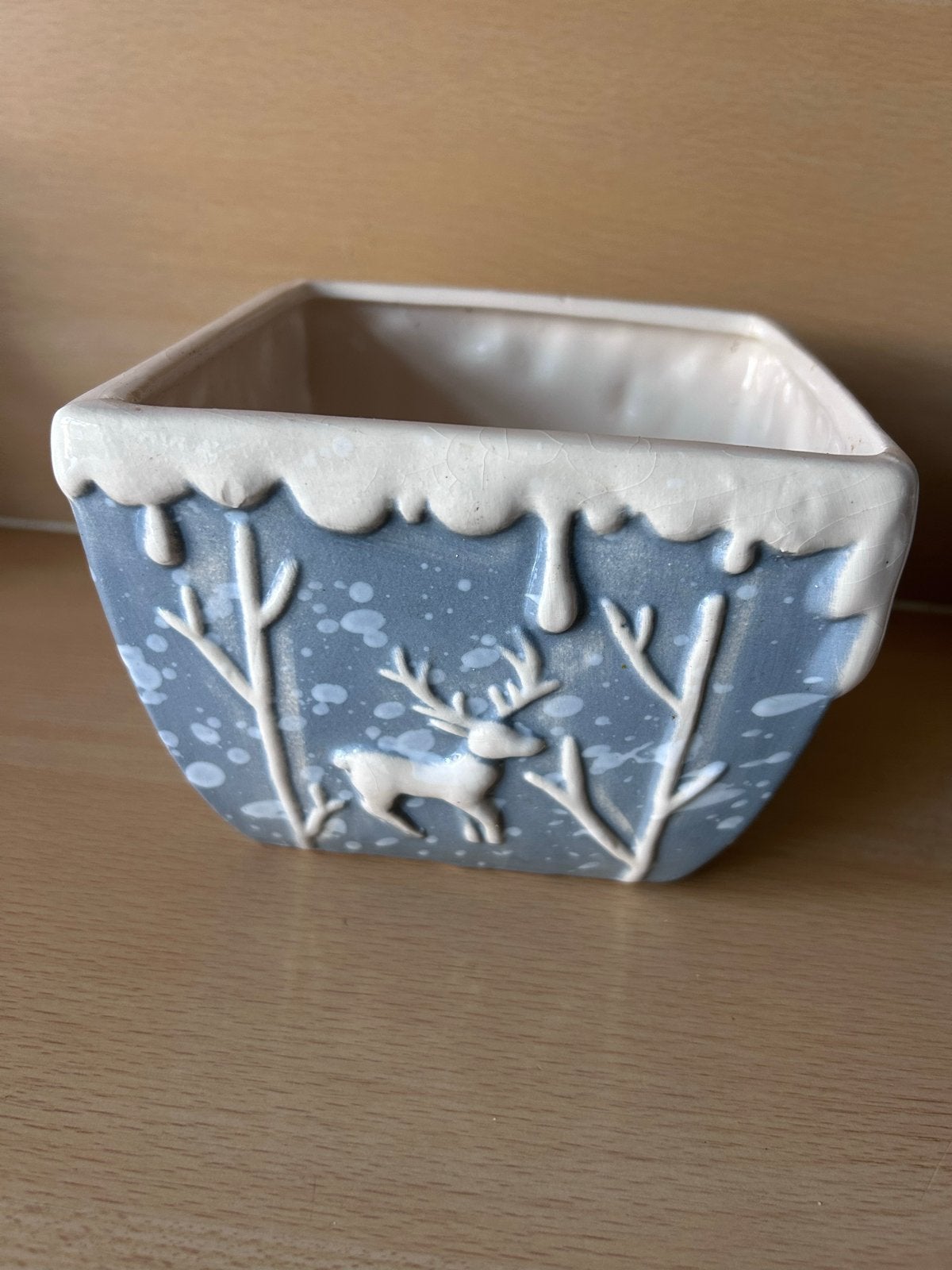 Kerst bloempot met hertje en sneeuwdecoratie, Blauw, Overige stijlen, Ophalen of Verzenden, Zo goed als nieuw
