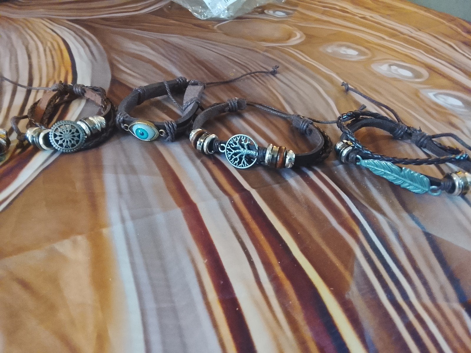 Set van 7 leren armbanden met diverse bedels, Ophalen, Bruin, Nieuw, Leer