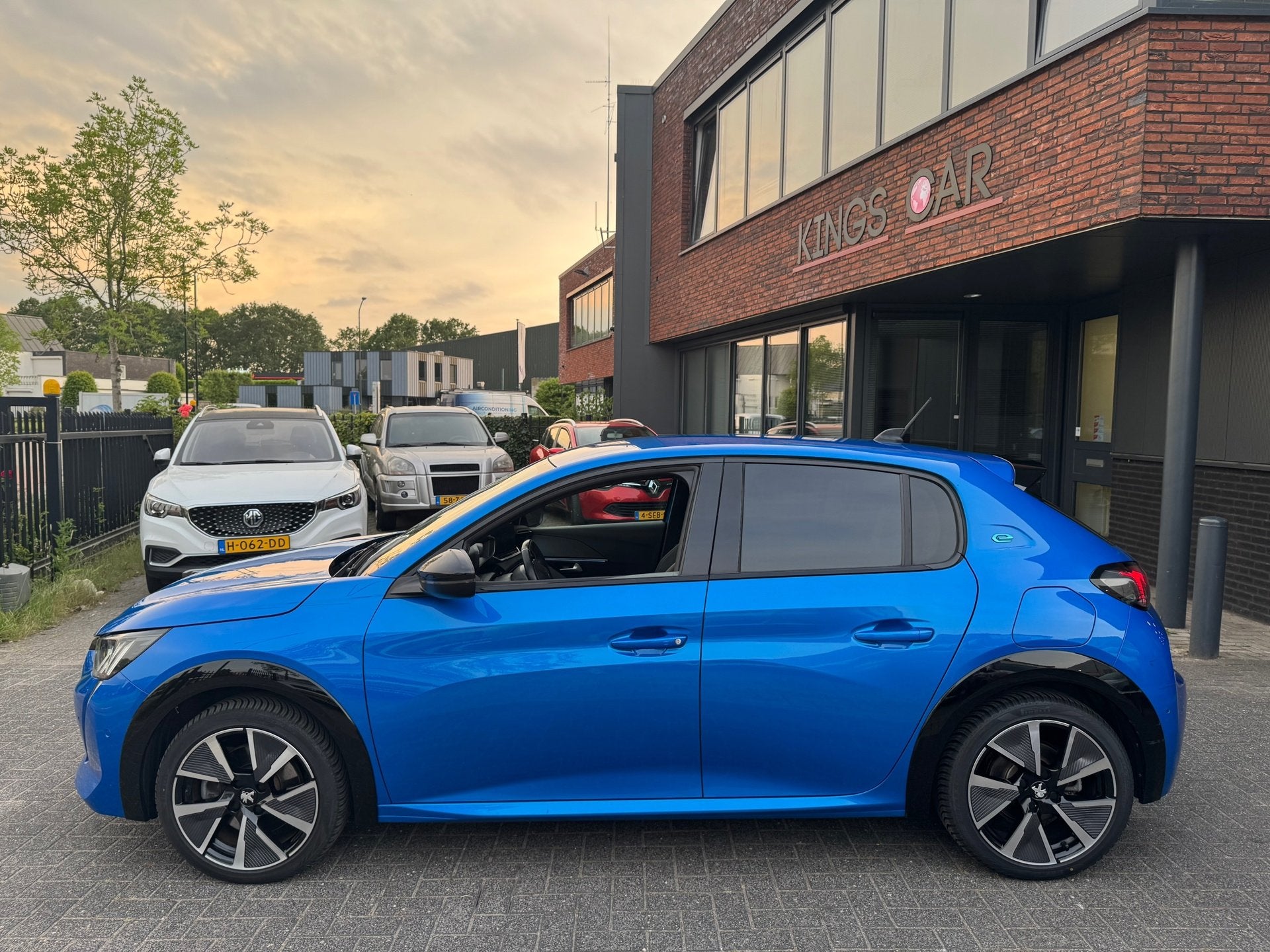 Peugeot E-208 EV GT LINE 350 50 kWh XENON LED CAMERA STOELVE, Auto's, Peugeot, Dealer onderhouden, 136 pk, Gebruikt, Blauw
