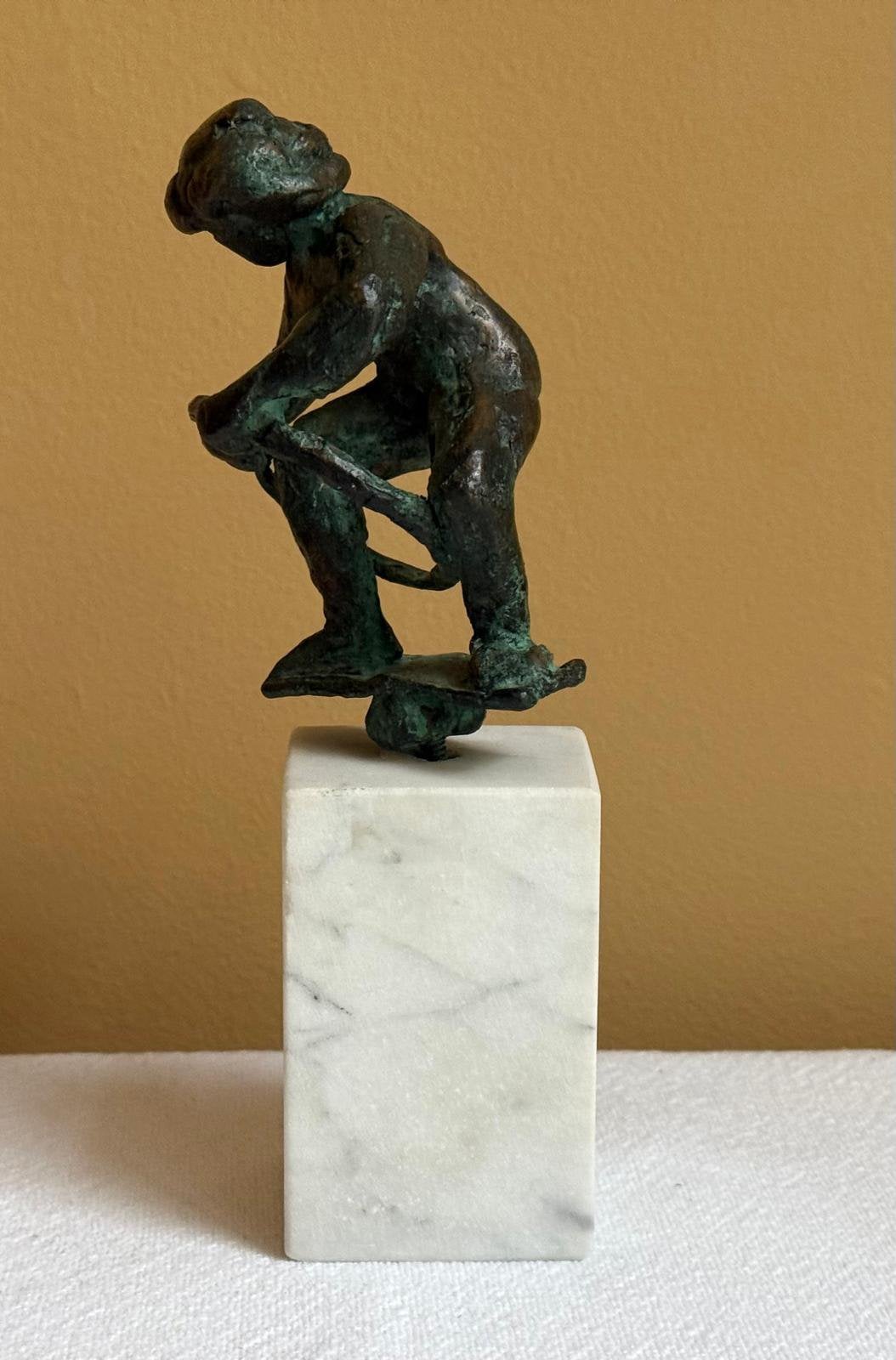 Bronzen beeldje - kind met hoepel - 19 cm, Minder dan 20 cm, Ophalen of Verzenden, Brons, Op sokkel
