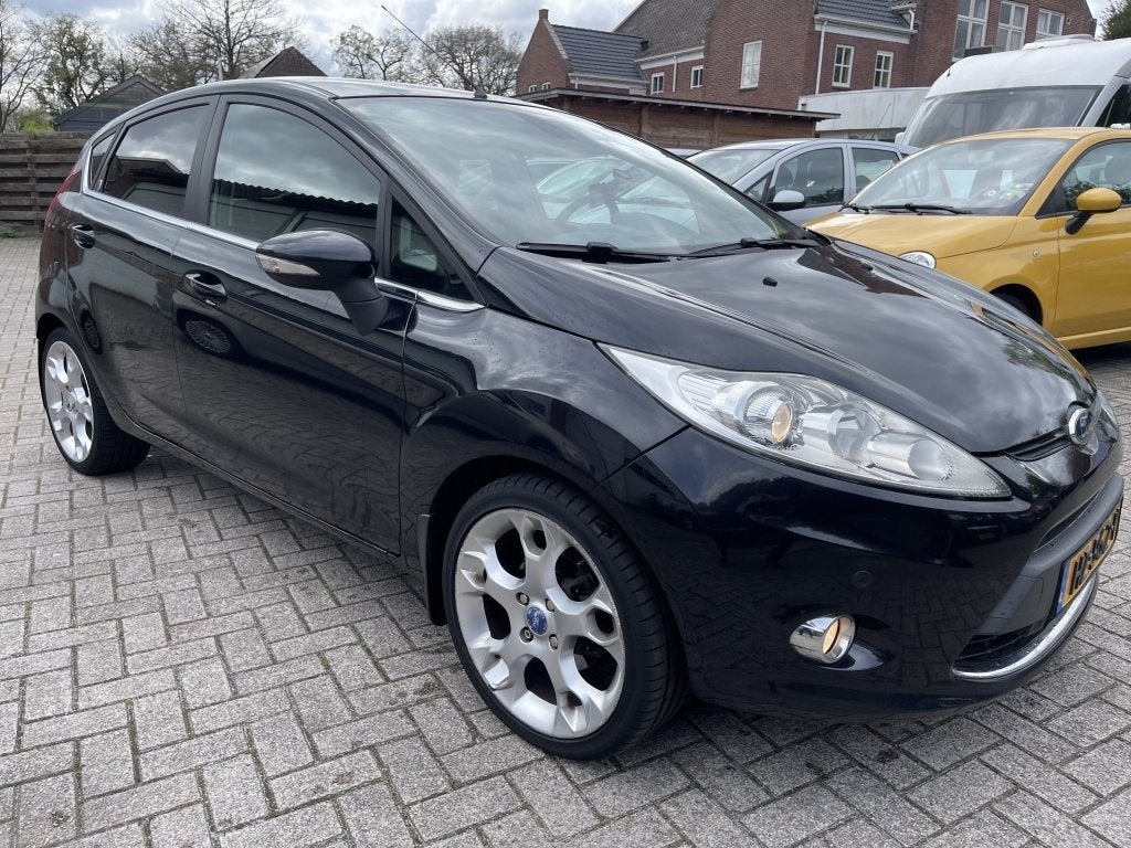 Ford Fiesta 1.6 Ghia Airco Navi 5 deurs APK: Nieuw bij aflev, Auto's, 1596 cc, Gebruikt, Zwart, Bedrijf