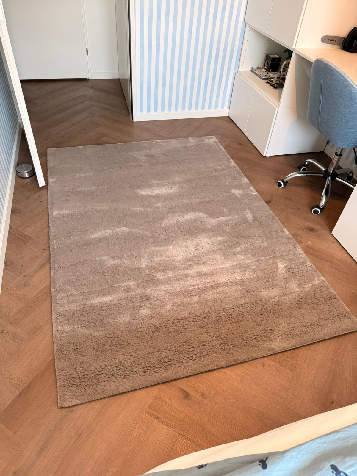 Vloerkleed 140x200 tapijt zacht fluweel taupe kleur, Ophalen, 50 tot 150 cm, Zo goed als nieuw, 10 m² of meer