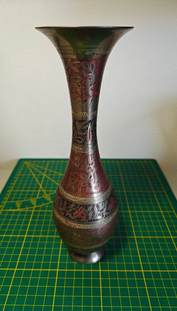 Vintage Indiase messing vaas handgegraveerd rood/zwart 26 cm, Ophalen of Verzenden