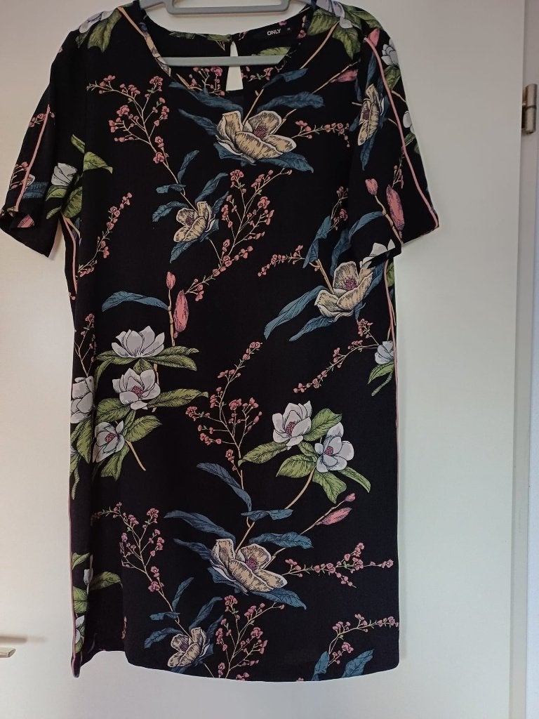 Only jurkje zwart met bloemen maat 38 z.g.a.n., Maat 38/40 (M), Only, Zwart, Ophalen of Verzenden