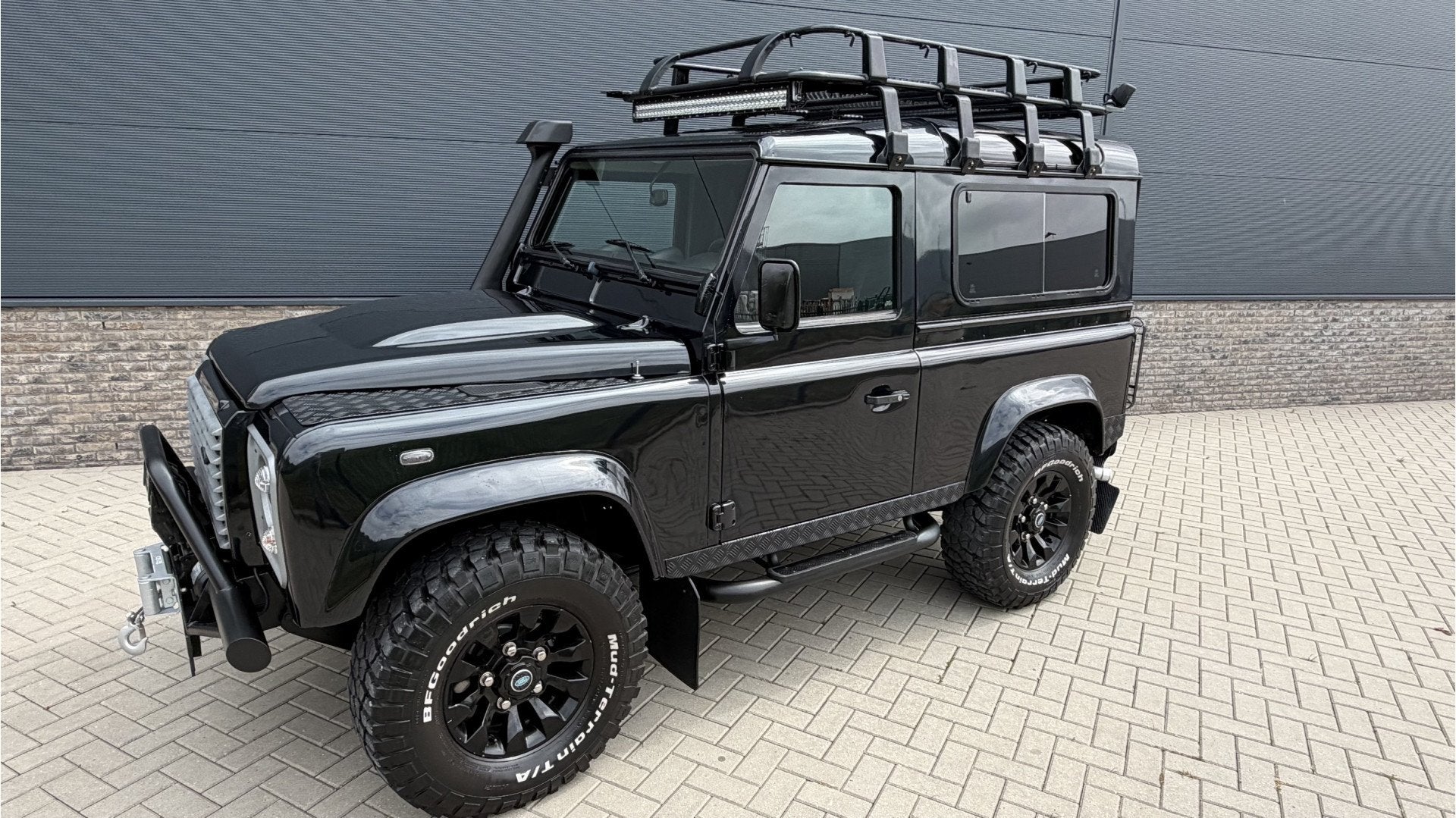 Land Rover Defender 90 X-tech Airco / 4 persoons / expeditie, Auto's, Euro 5, Gebruikt, Zwart, 4 stoelen