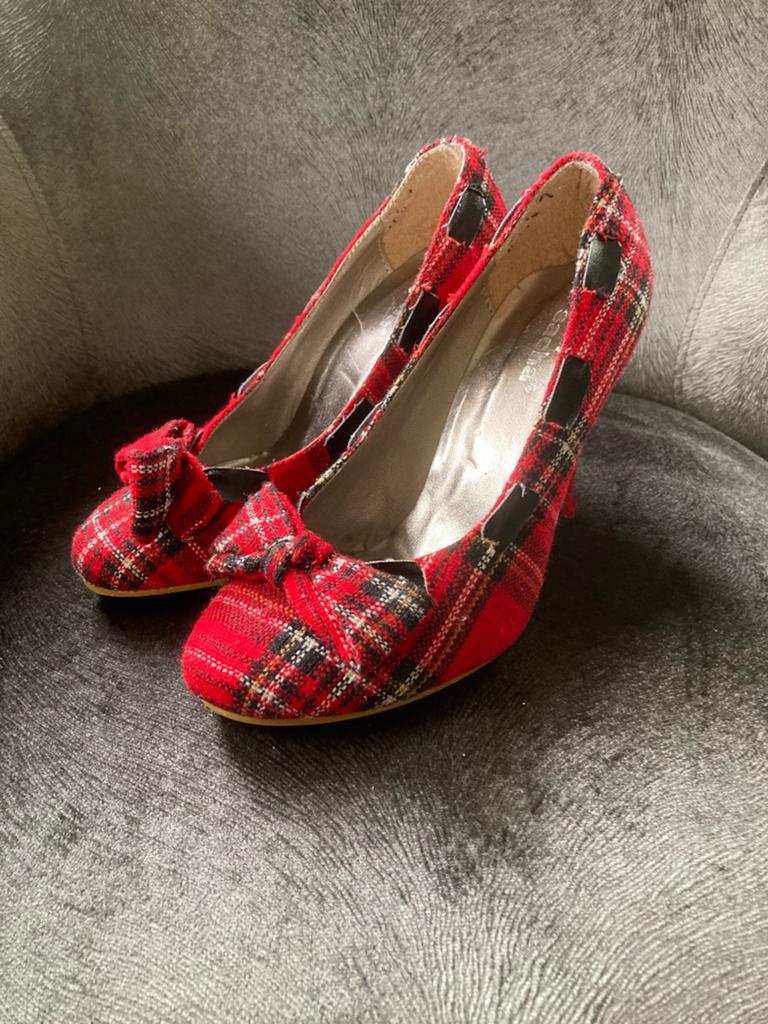 Mooie pumps van sacha maat 36, Kleding | Dames, Schoenen, Pumps, Ophalen of Verzenden, Gedragen, Rood